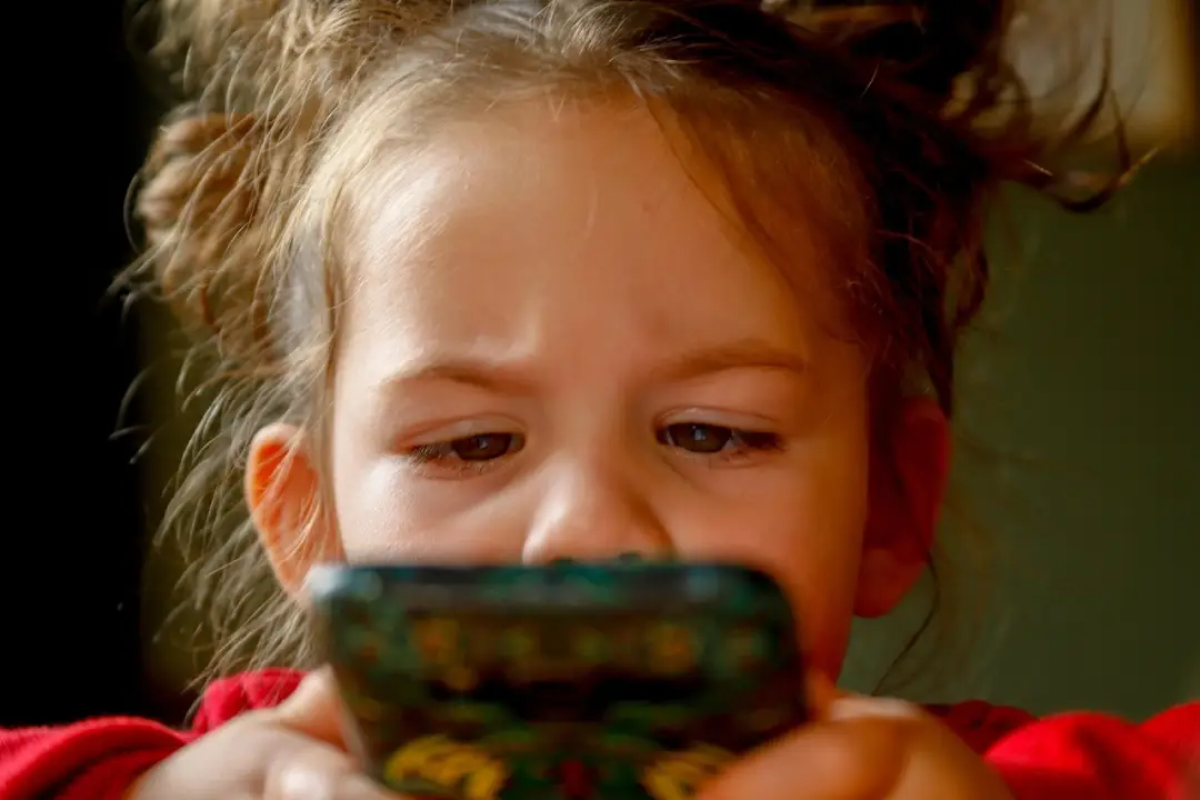 Menina com celular imagem
